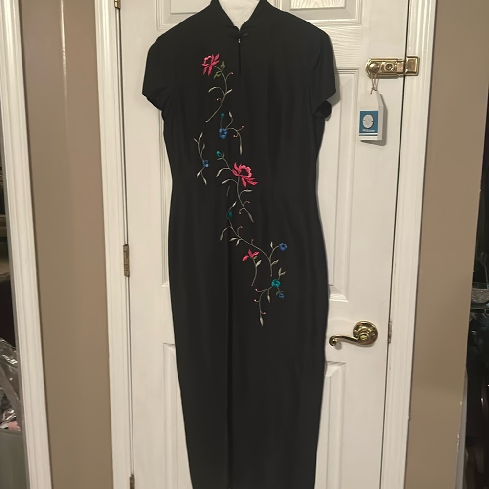 Black oriental dress. Invisible zipper in back shirt sleeve side slits.